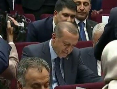 Ο Τούρκος πρόεδρος Ρ.Τ. Ερντογάν επανήλθε στο ΑΚP (φωτό, βίντεο)